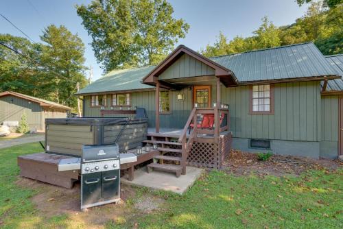 Hillsgrove Maison | Hillsgrove Cabin with Private Hot Tub!