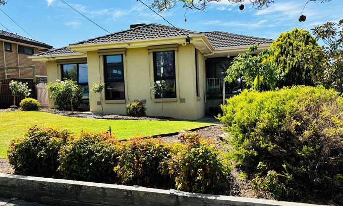 Gowanbrae Maison | Hillside Haven - 10 mins from the airport