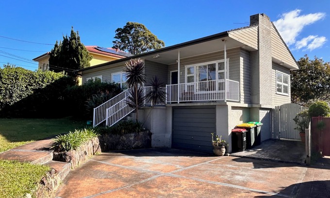West Pennant Hills Maison | Hillside Haven - 3 bedroom house in a quiet and safe suburb