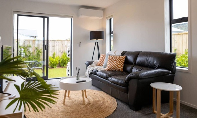 Trentham Maison | Hillside Haven: Trentham Escape