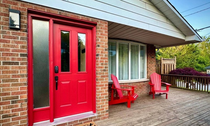 Port Stanley Cottage | Hillside Hideaway - Up By The Ravine w/ 5 Minute Walk to Little Beach