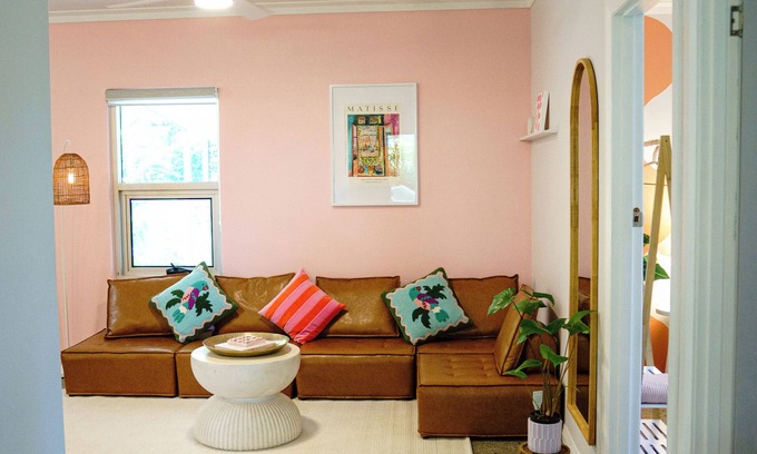 Aeroglen Appartement | Hillside Hideaway: vibrant retreat surrounded by hiking trails - mins from city!