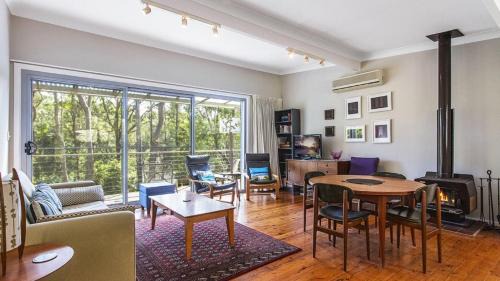 Pearl Beach Maison | Hillside Hideaway - Wifi & Pet Friendly