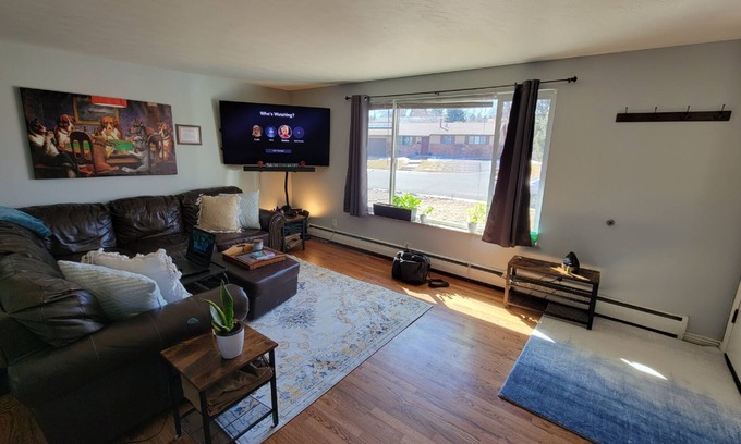 Columbine Valley Maison | HILLSIDE MANOR! Home Theater, 10 Beds, games, darts, fire pit LITTLETON!