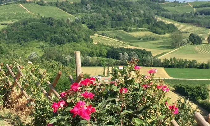 Castelnuovo Belbo Villa | Hillside Villa avec vue fantastique sur la campagne Région de Nizza Monferrato