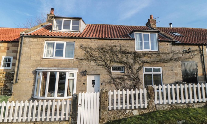 Ainthorpe Maison | HILLSOVER COTTAGE, pet friendly, with open fire in Ainthorpe