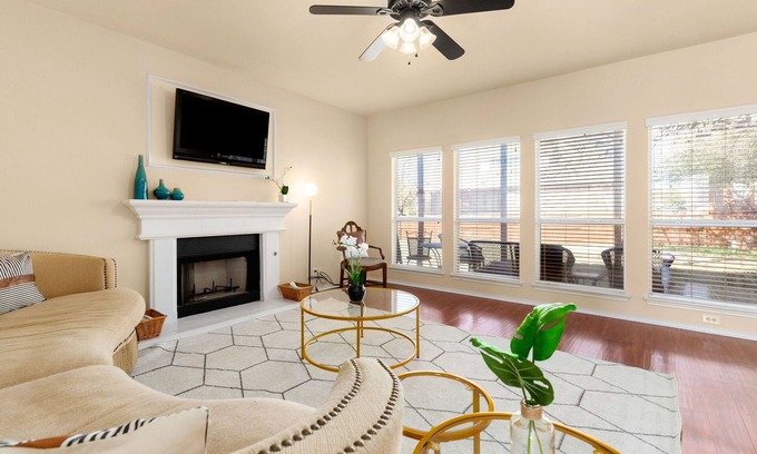 Far North Central Maison | Hilltop 5BR Retreat, Game Lounge Chef’s Kitchen