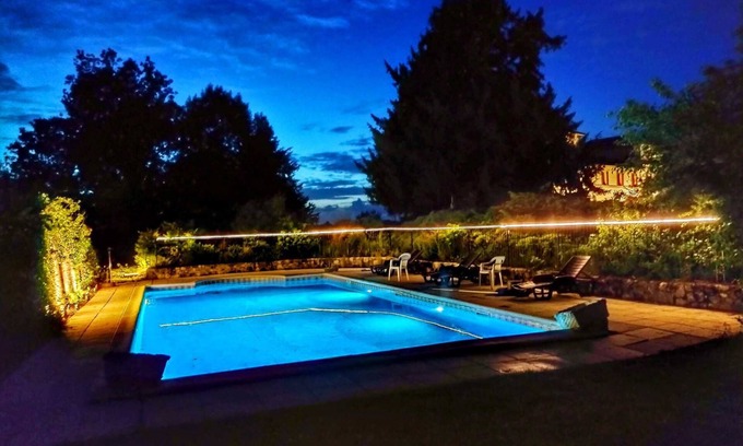 Serignac-Peboudou Maison | Château perché avec piscine privée chauffée dans 10 acres prix de 18 à 26 personnes