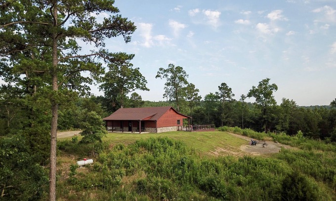 Smithville Cabine | Hilltop Getaway: Chalet de luxe sur 3 acres près de Broken Bow - 10 Kayaks inclus!