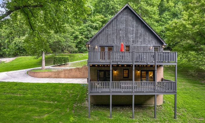 Lancaster Chalet De Ski | Hilltop Hideaway at Center Hill Lake