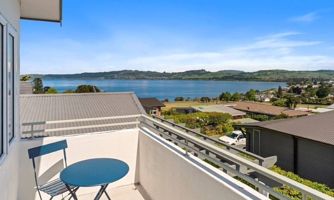 Hilltop Maison | Hilltop House - 6 Bedrooms, 3 Bathrooms, 2 Living Areas, 2 Kitchens, Lake Views