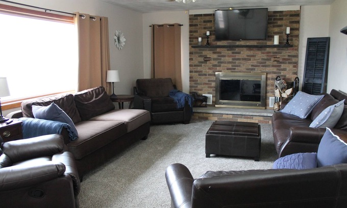 Rome Maison | Hilltop Million $ View! Fireplace, Hot Tub, Pool Table, Clean, Cozy, Full Equip