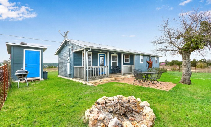 Johnson City Maison | Light House Hill Ranch - Grey House - Located on 2001 sprawling acres!