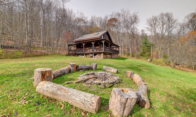 Walton Cabine | Hilltop Walton Getaway with Picturesque Views!