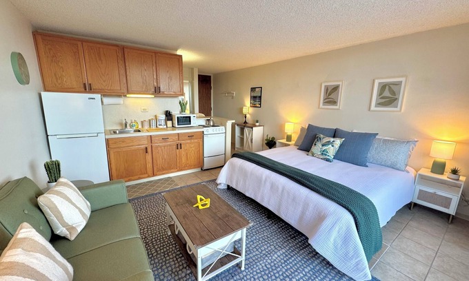 Hilo Appartement | Hilo Studio Retreat with Gorgeous Park View, AC, WiFi, Pool