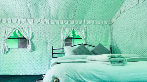 Deoghar Hôtel | Himalayan Riverside Swiss Cottages Manali #riverside #big garden #parking #bonffire #music #budget friendly #adventure
