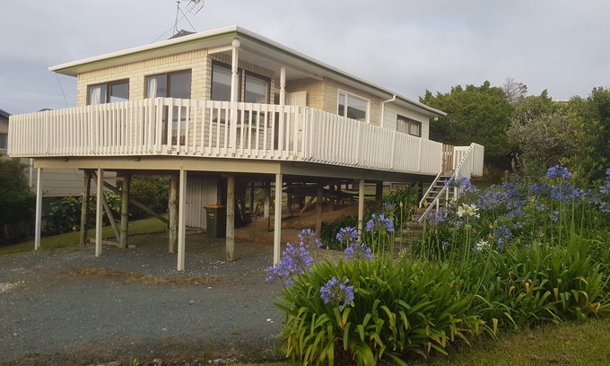 Snells Beach Maison | Hinemoa Views, Snells Beach, l'océan et les terres.