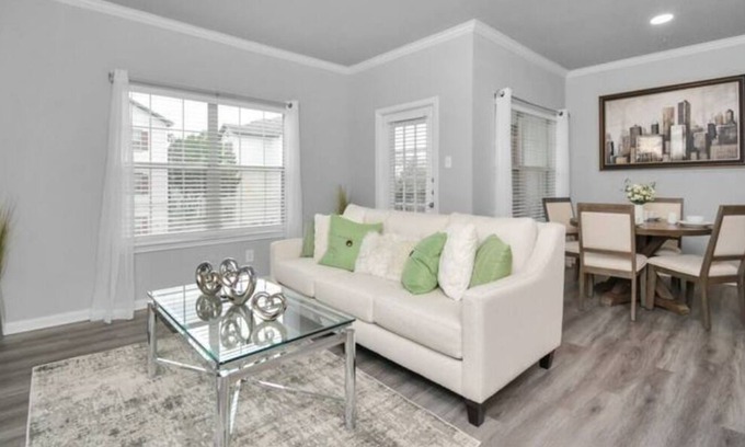 Central Southwest Appartement | Hint of Green 1/1 Near Medical Center Gym Pool