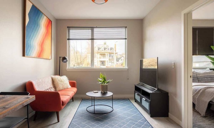 Ladd's Addition Appartement | Retro Modern 1-Bedroom 90 WalkScore