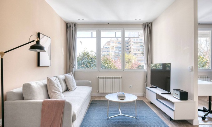 Hispanoamerica Appartement | Hip Bernabéu Studio w/ Doorman, nr Real Madrid Stadium, by Blueground