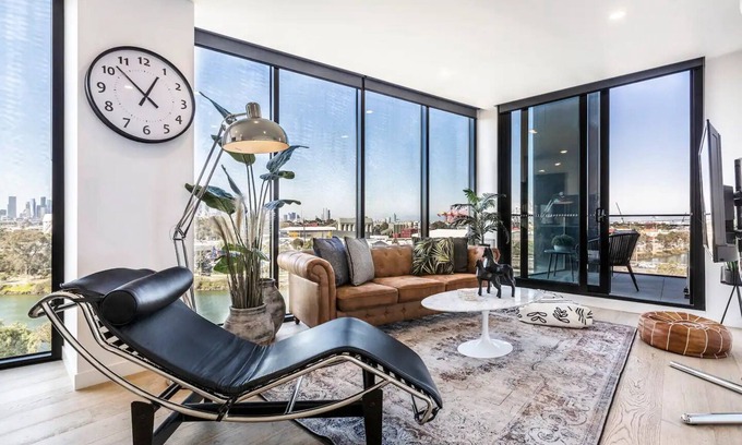 Footscray Appartement | Hip Condo on Maribyrnong River ~ Cityscape Views!