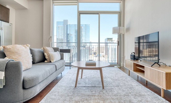 Waller Creek District Appartement | Hip Downtown Austin 1BR w/ Gym, Pool & W/D, nr Rainey St, by Blueground