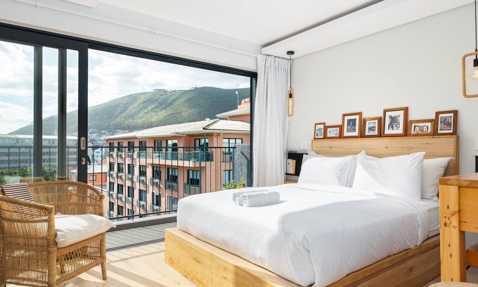 Sea Point Appartement | Hip and Modern Sea Point Apartment with Views + Pool