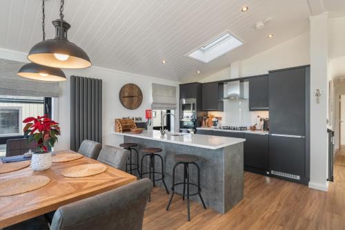 Penally Maison | Hiraeth - Luxury Lodge with Hot Tub, Close to Beach