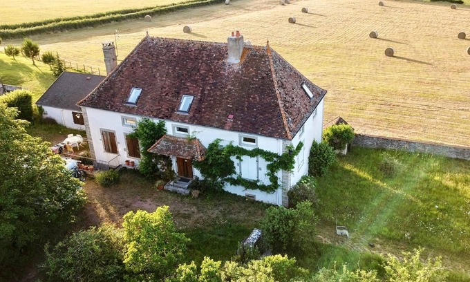Saint-Martin-de-Salencey Villa | Maison de maître historique de 1850 en Bourgogne avec piscine et vue sans fin