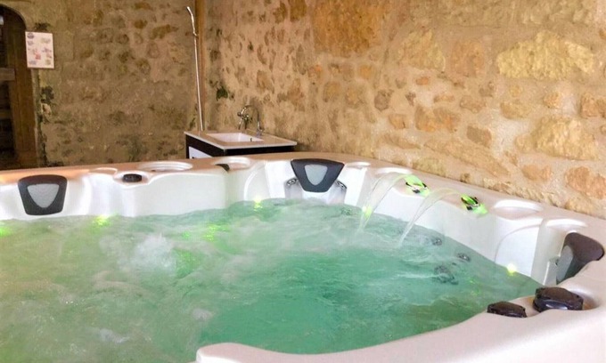 Les Essards Cottage | Élégante Demeure 17e avec Spa, Sauna et Authentique Cheminée, proche Châteaux de la Loire