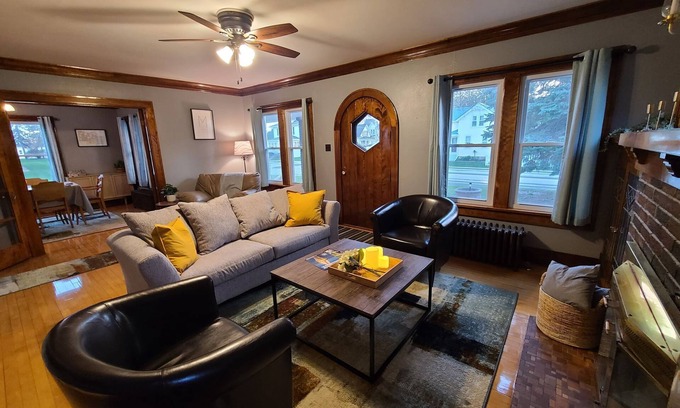Oostburg Maison | Historic 1920s home with high speed WIFI and Air Conditioning