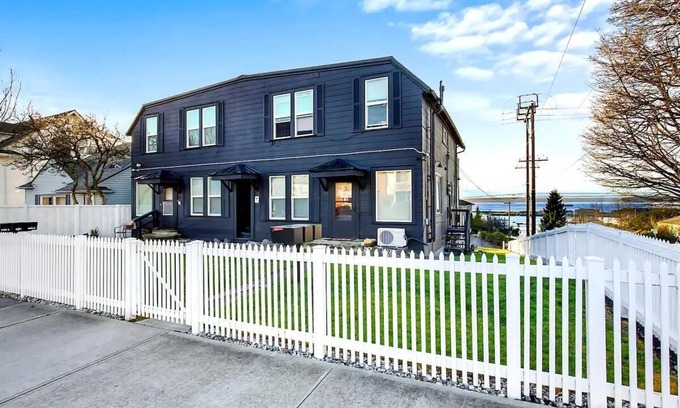 Everett Appartement | Historic 2 BR apartment in Everett, WA, sleeps 6. Includes a FREE reserved parking spot! Remodeled with A/C, W/D, and full kitchen. Minutes from Arena, Medical Center, and Naval Station.