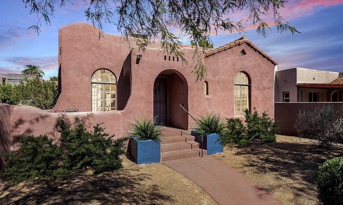 Sam Hughes Maison | Historic 3BD/2BA Bungalow Steps From the UA w/ Yard - Low Summer Rates! 🏡