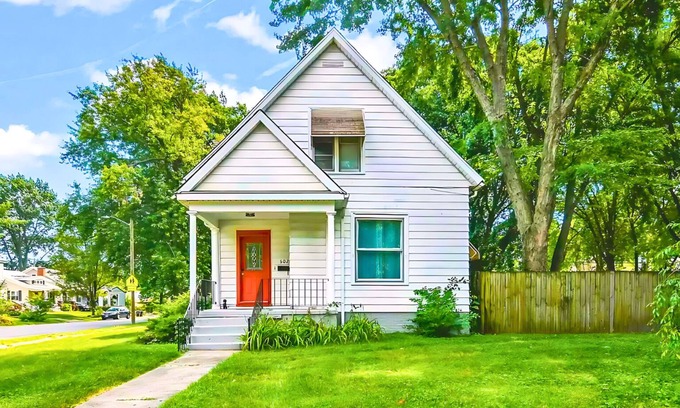 Springfield Maison | Historic Bungalow: For Groups & Families Sleeps 11
