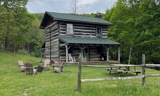 Pearisburg Cabine | Historic Cabin in the Blue Ridge Mountains