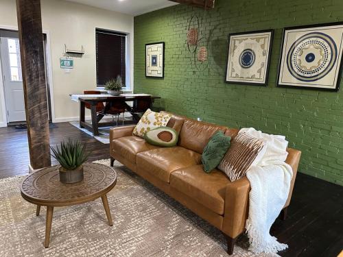The Gate Maison | Historic Carriage House Near Attractions