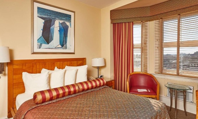 Gayborhood Hôtel | Historic Charm in Boutique Hotel Room – Free Breakfast