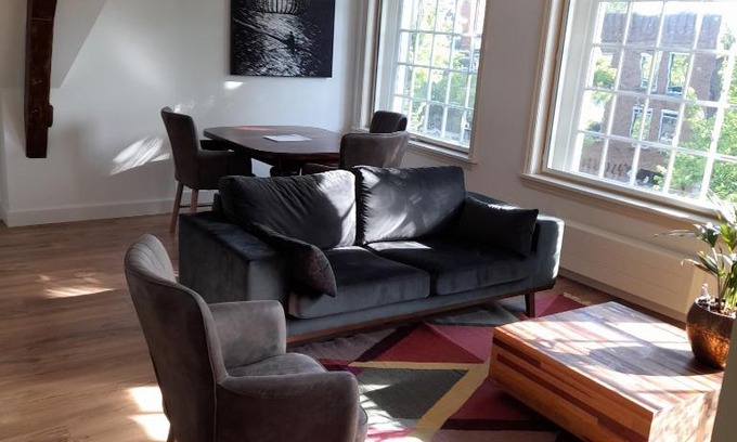 Gouda Appartement | historic city apartment with private parking