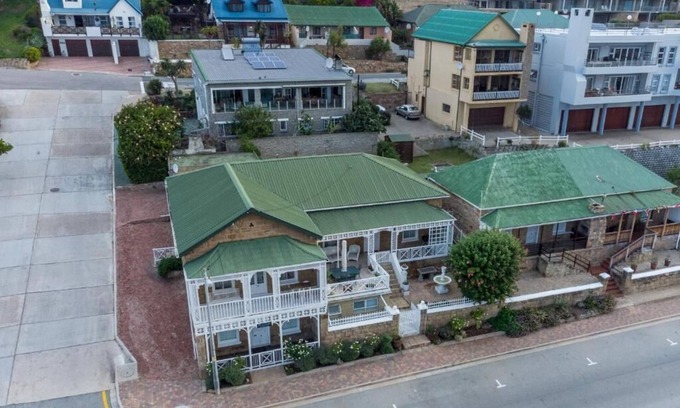 Linkside Maison | Historic Coastal Gem – 3BR, WiFi, Walk to Lighthouse, Museums & Eateries