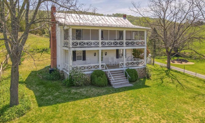 Rockbridge Baths Maison | Historic Countryside Escape - Relax, Hike, & Fish!