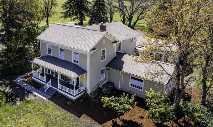 Ashland Autre | Historic Dunn Ranch Ashland Oregon. Sleeps 12 to 14 Great for large groups.