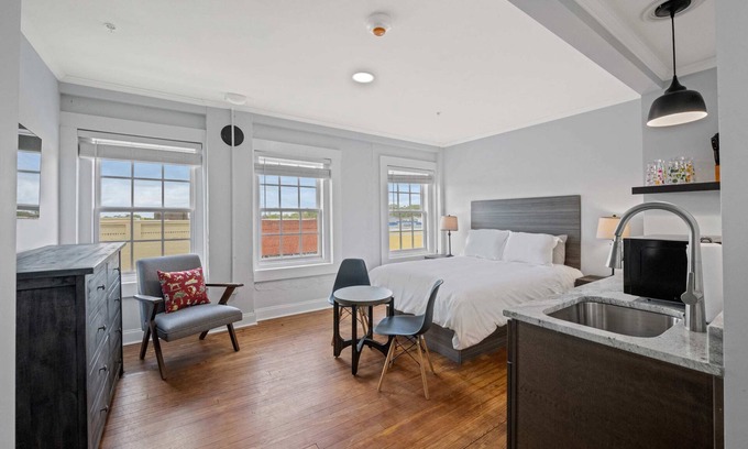 Conway Copropriété | Historic Elegance Loft in Downtown Conway