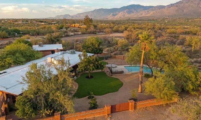 Casas Adobes Maison | Historic Estate | Mnt Views | Pool | W/Guest House
