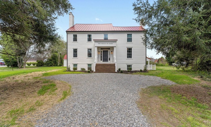 Bowling Green Maison | Historic Farmhouse Mansion w/8 working fireplaces