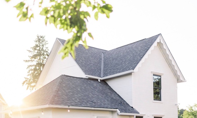 McMinnville Autre | Historic Farmhouse Walking Distance to 3rd Street - Fire Pit, Cornhole, BBQ