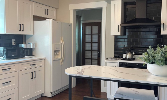 Ohio City Maison | Historic Gem Entire Home Mins 2 Mrkt, Dwntwn, & Trails, 2 King Beds, Arcade