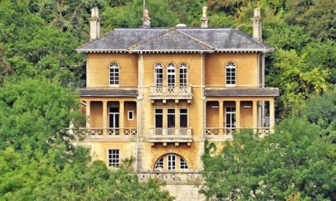 Claverton Maison | Historic Georgian villa, 7 spacious bedrooms, tennis court and minutes from Bath
