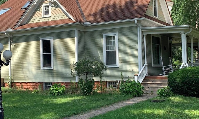 Dixon Lit Et Petit-Déjeuner | "Historic Grand Detour Victorian Home"