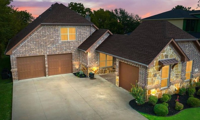 Grapevine Maison | Historic Grapevine 3-bedroom house 4 minutes walk to Historic main street.