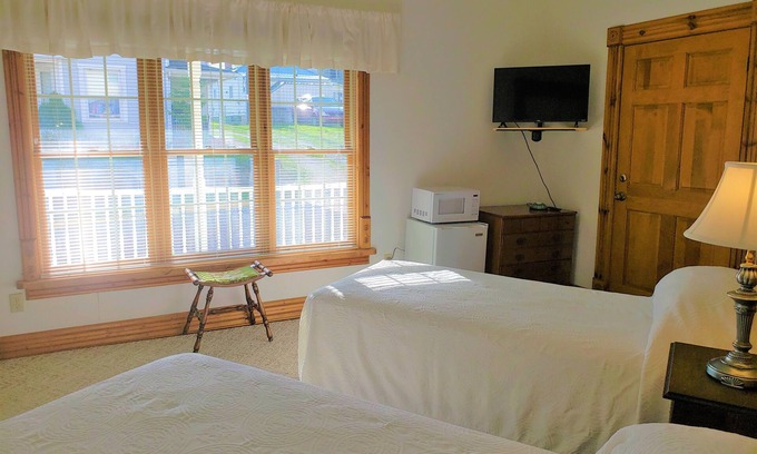 Stockport Maison | Historic Hardware Inn with River Views: Suite 102